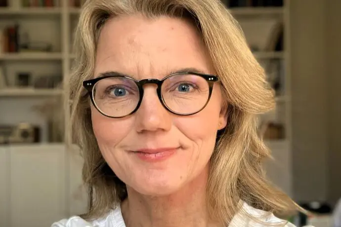 En person som bruker briller