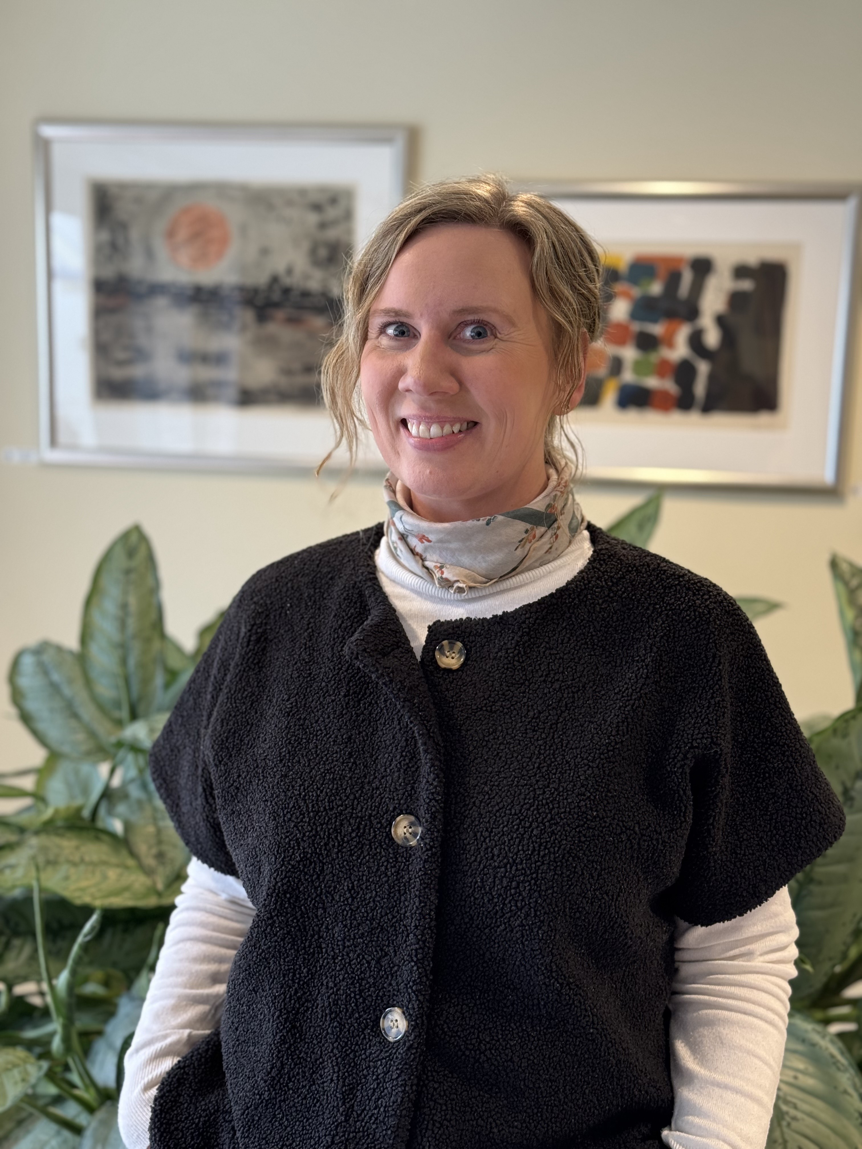 En person som smiler til kameraet