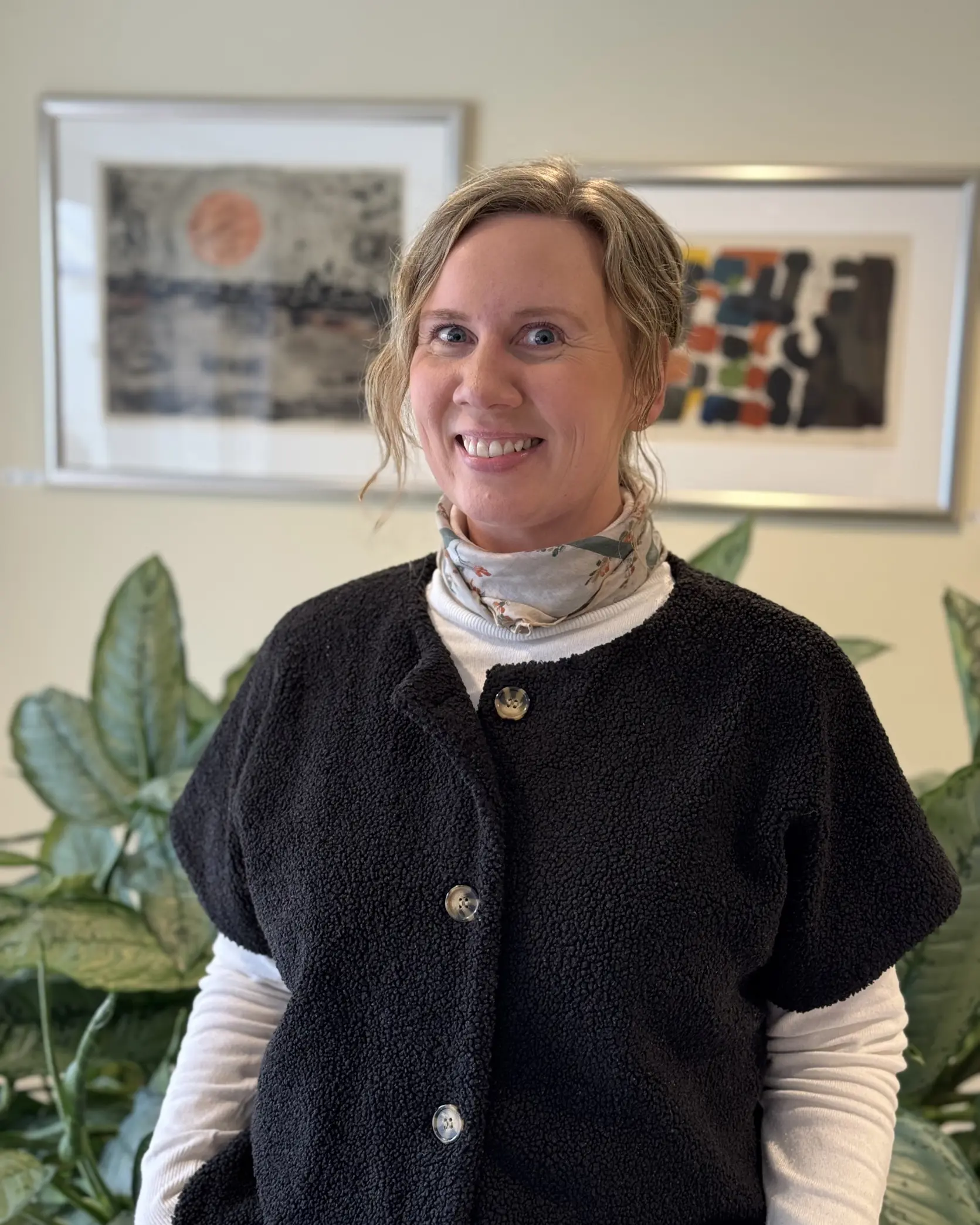 En person som smiler til kameraet