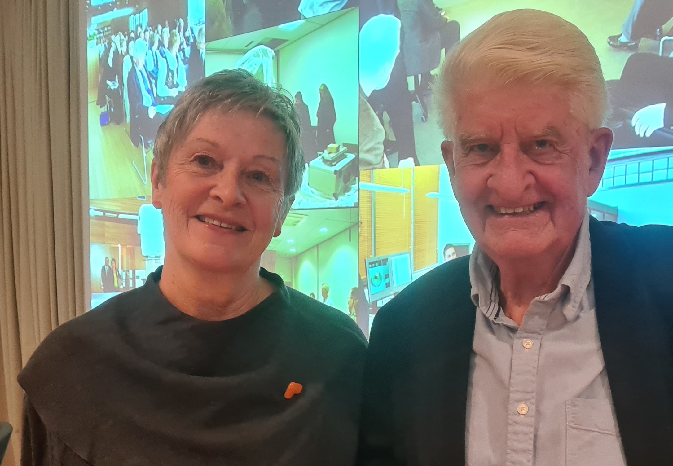 En mann og kvinne som poserer for et bilde