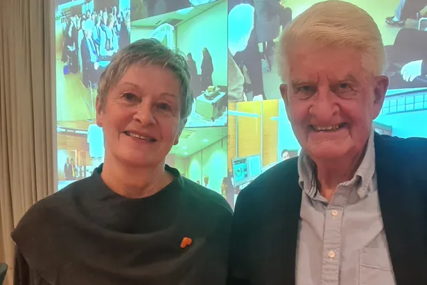 En mann og kvinne som poserer for et bilde