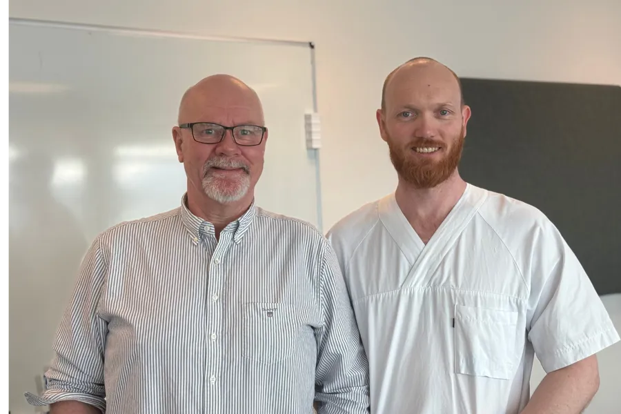 To menn som står sammen