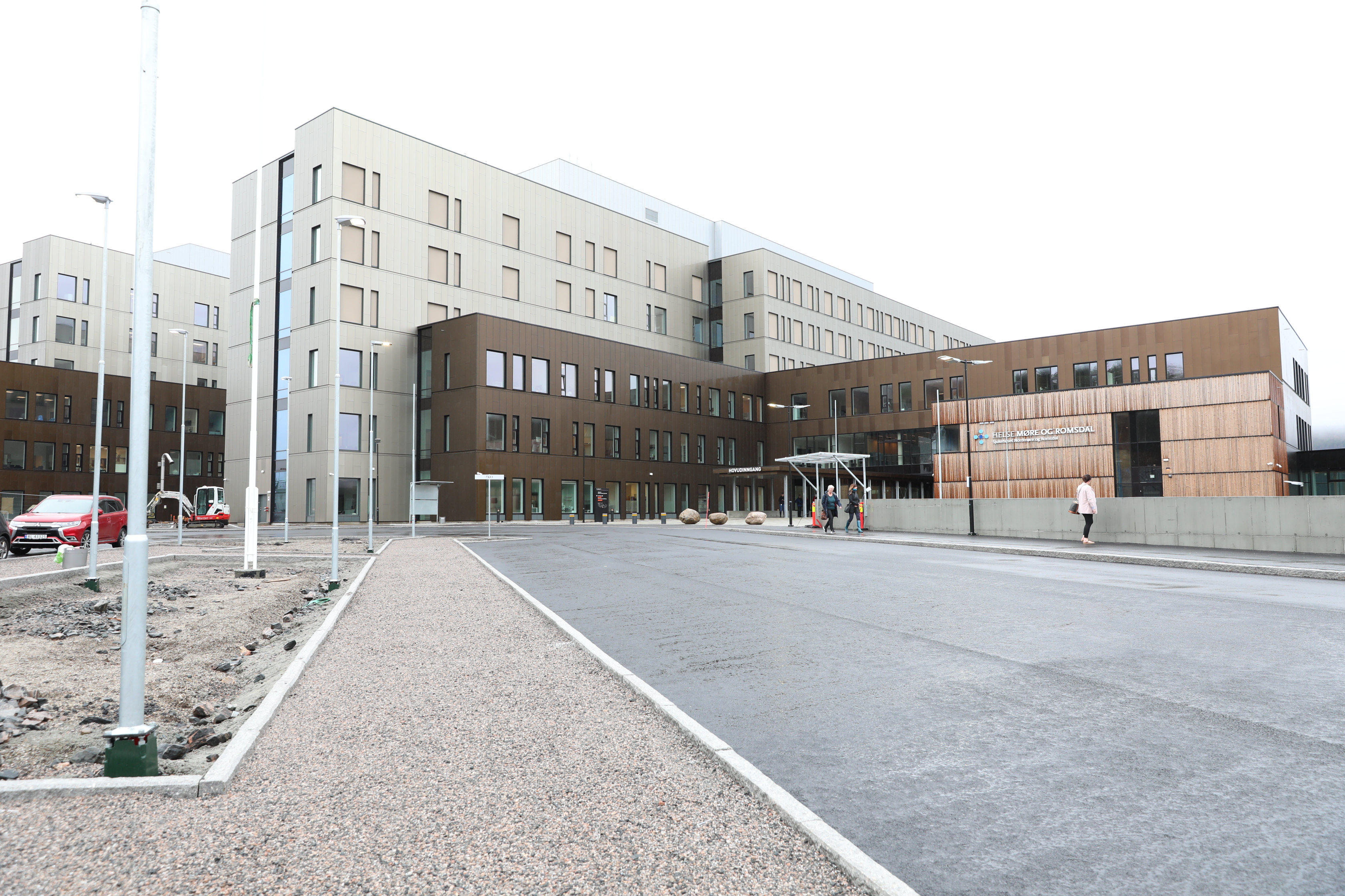 En stor bygning med parkeringsplass