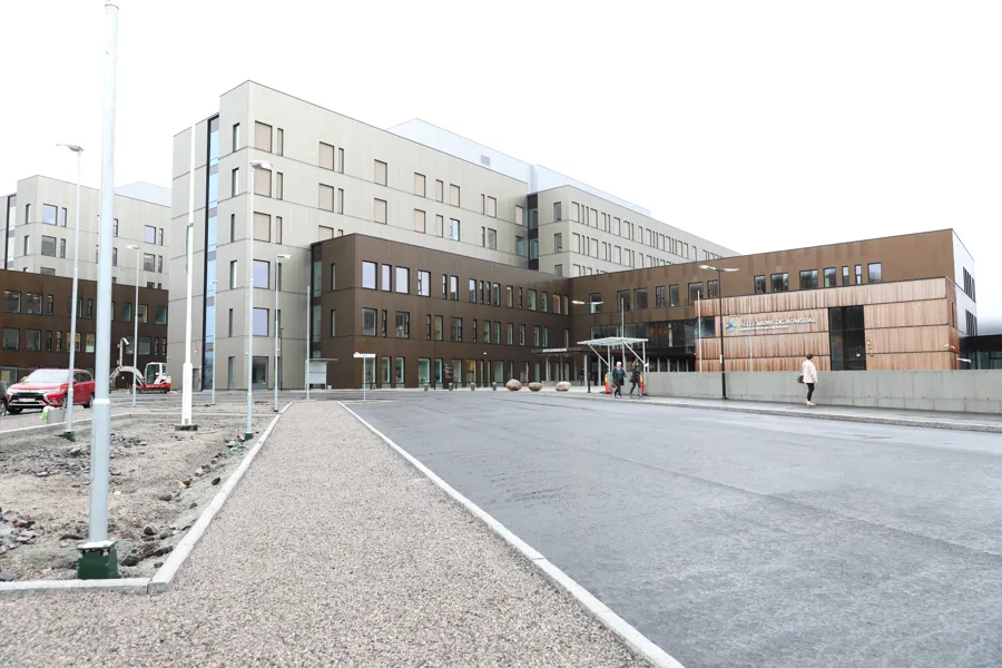 En stor bygning med parkeringsplass