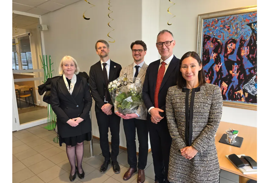 En gruppe mennesker som poserer for et bilde