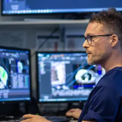 En mann som sitter foran en datamaskin