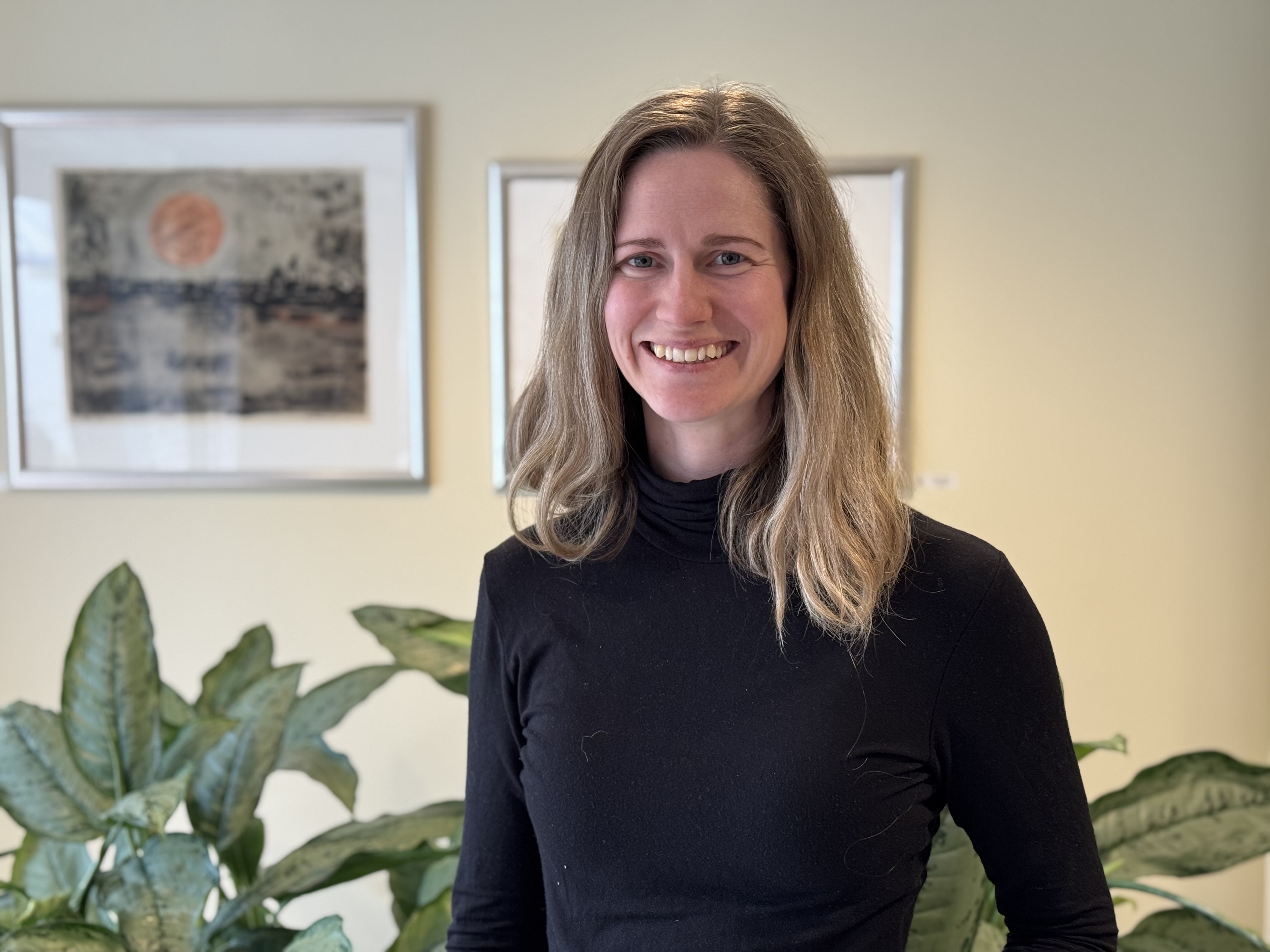 En person som smiler til kameraet