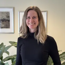 En person som smiler til kameraet