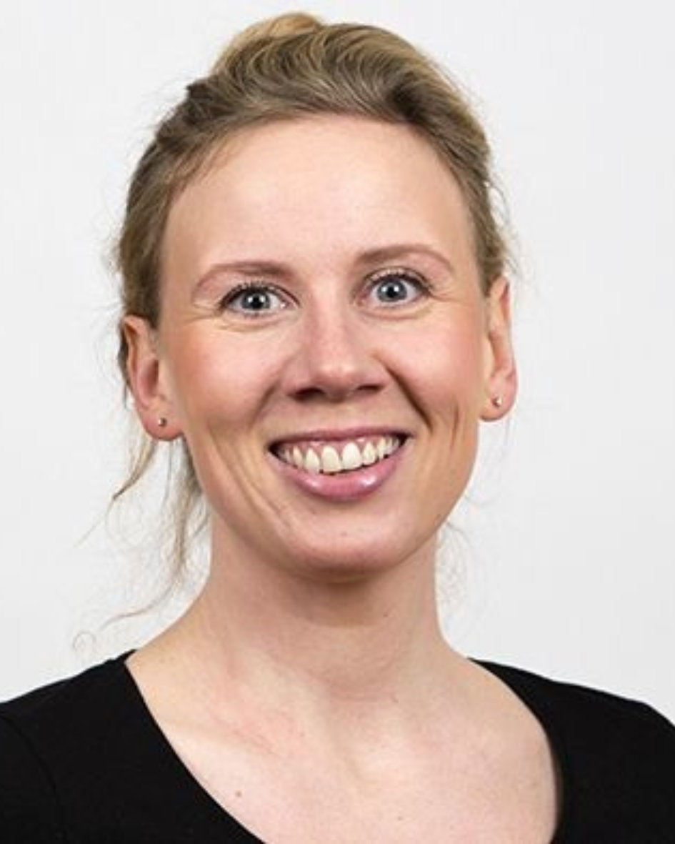 En kvinne som smiler til kameraet