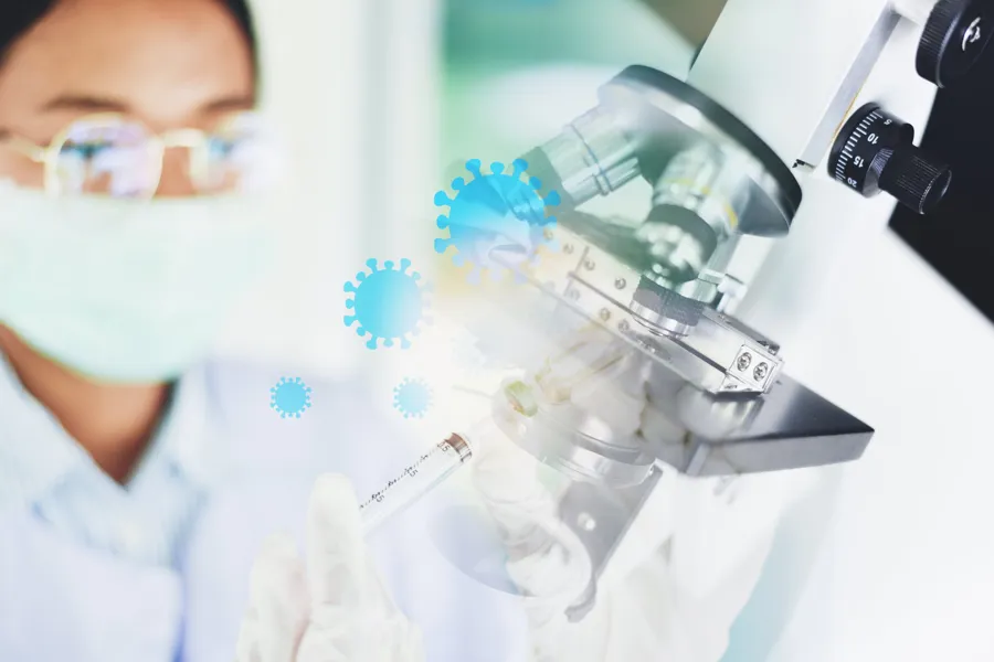 En kvinne som ser i et mikroskop