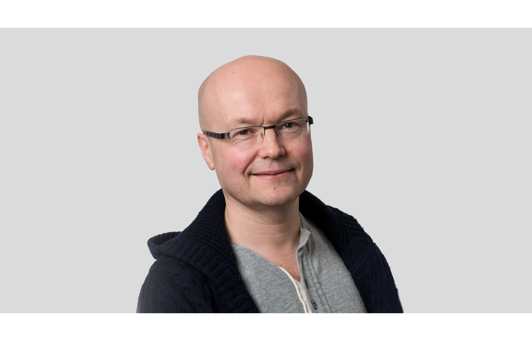 En mann med briller