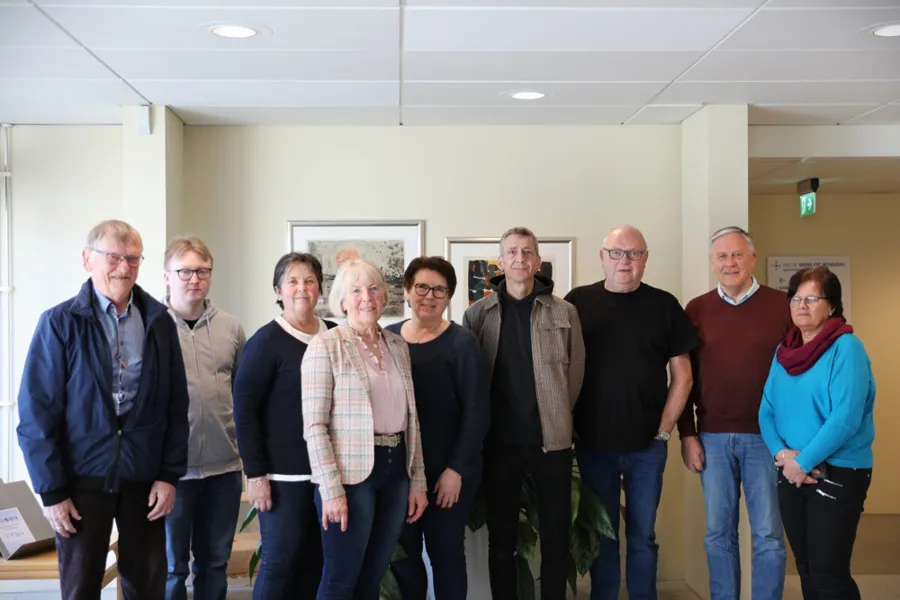 En gruppe mennesker som poserer for et bilde