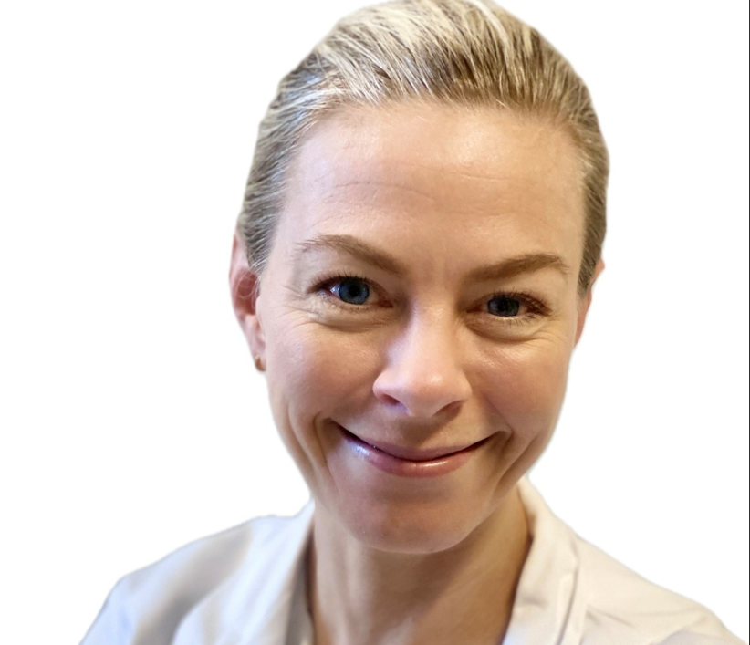 Et nærbilde av en person som smiler