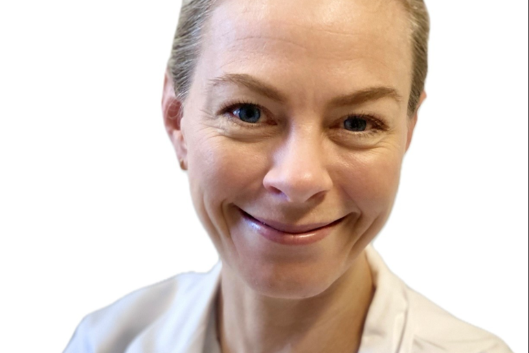 Et nærbilde av en person som smiler