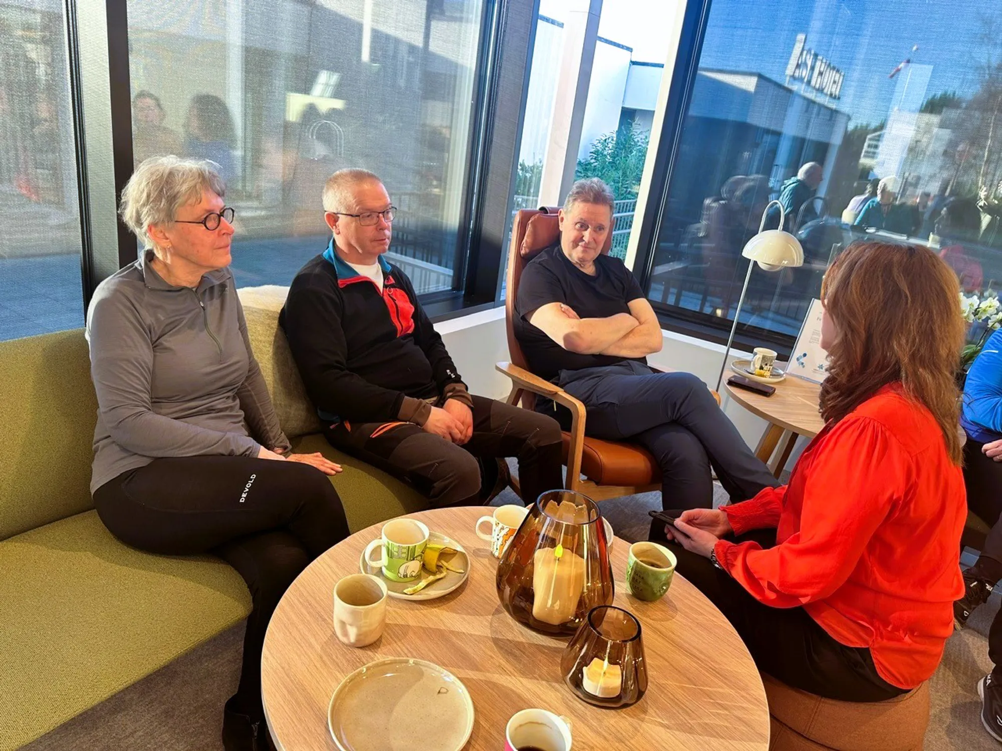 En gruppe mennesker som sitter rundt et bord