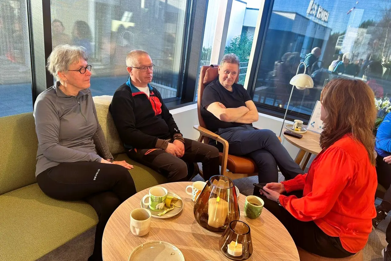 En gruppe mennesker som sitter rundt et bord
