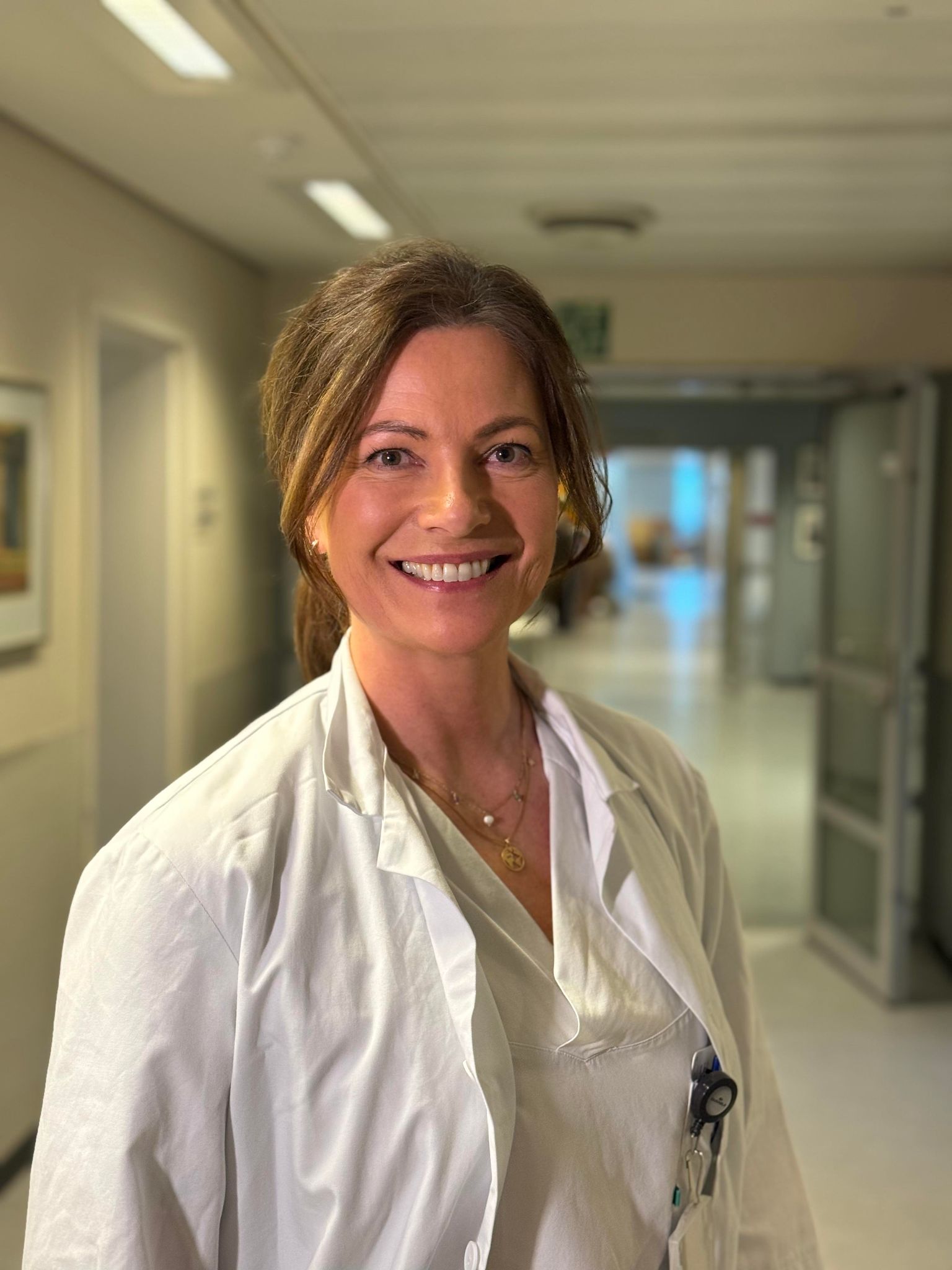 En person som smiler til kameraet