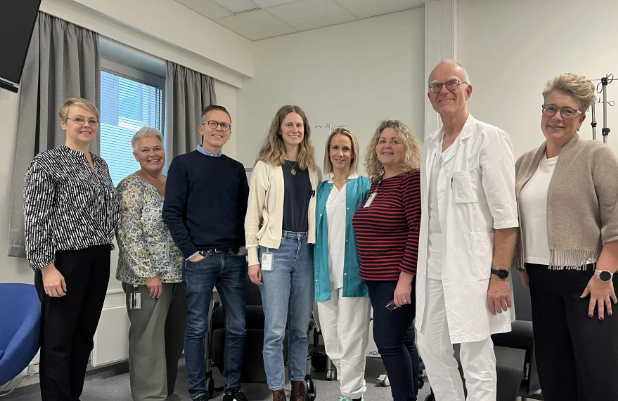 En gruppe mennesker som poserer for et bilde