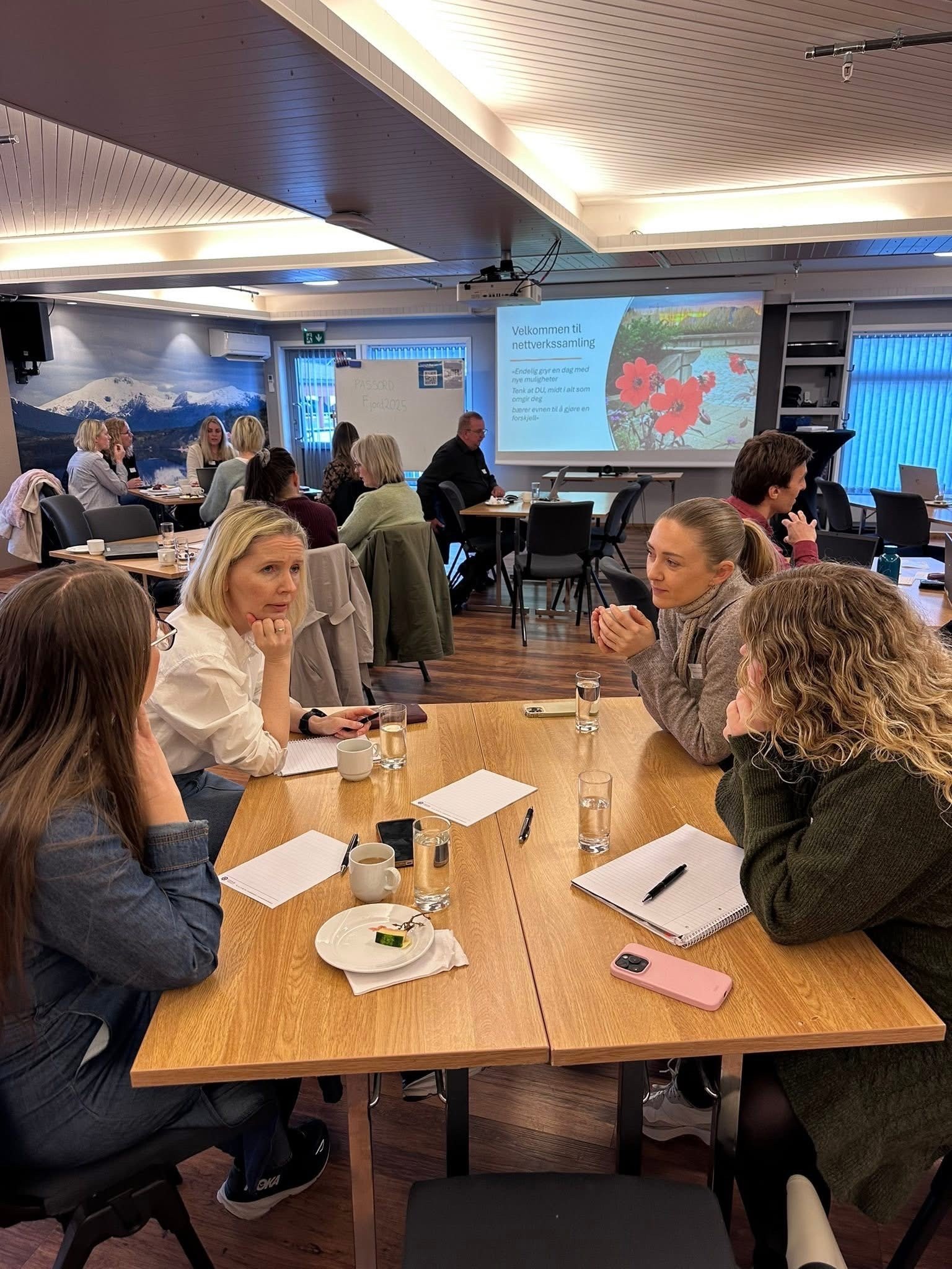 En gruppe mennesker som sitter ved et bord