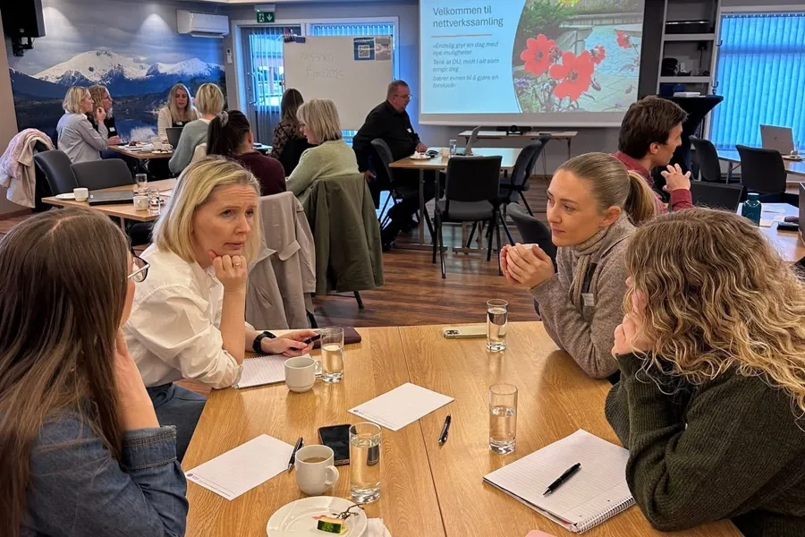 En gruppe mennesker som sitter ved et bord