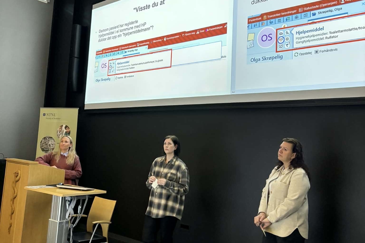 En person som står ved siden av et podium