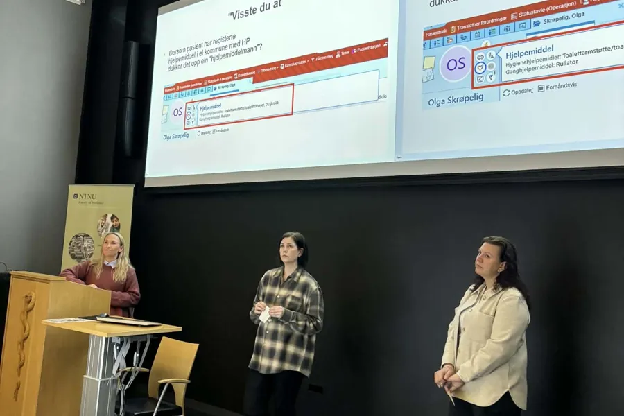 En person som står ved siden av et podium