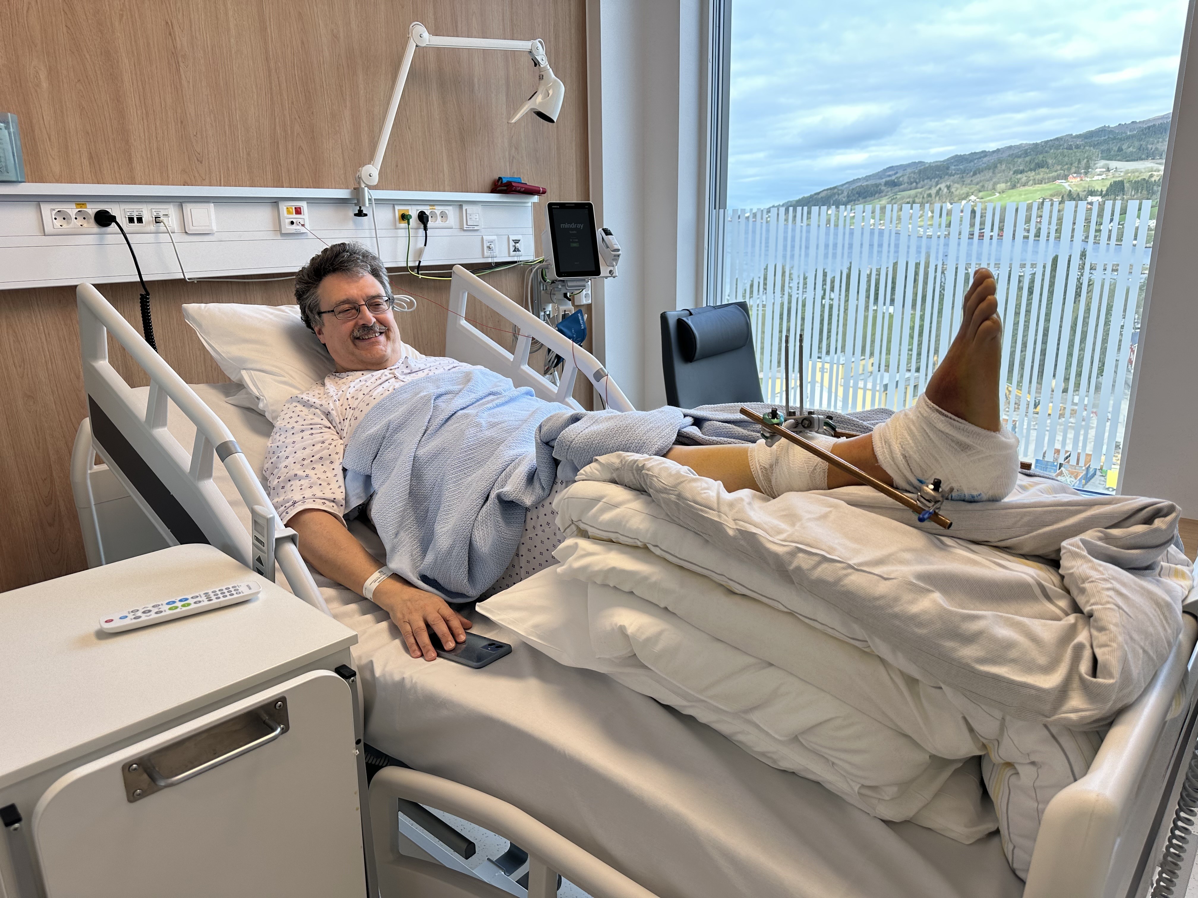 En person som ligger på en sykehusseng