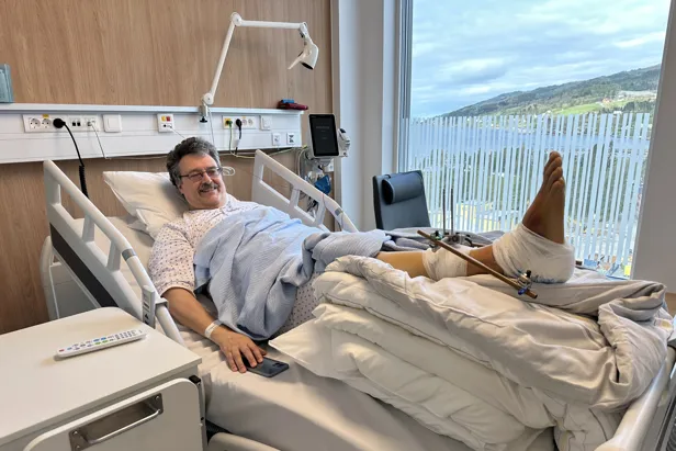 En person som ligger på en sykehusseng