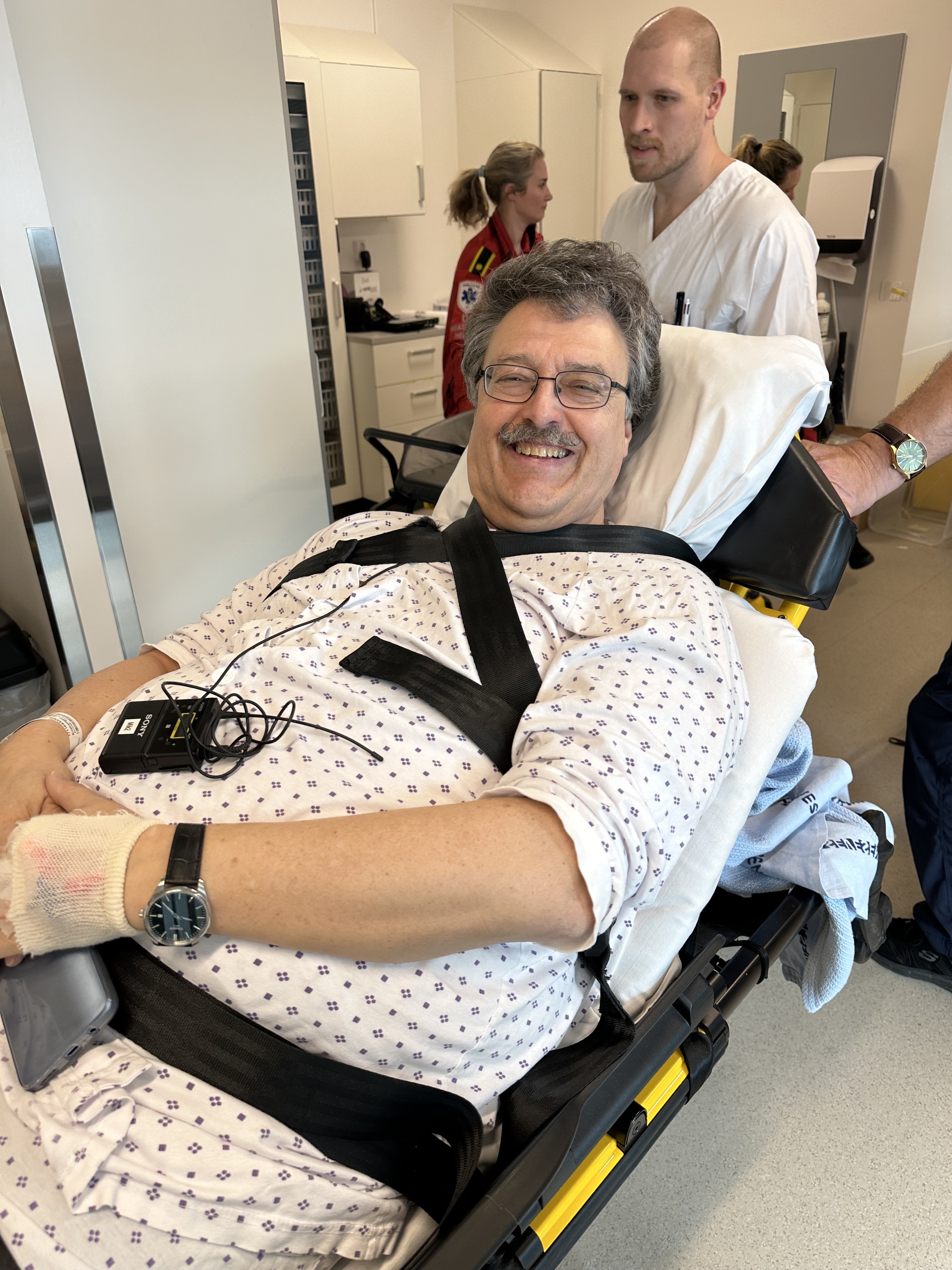 En mann i en sykehusseng