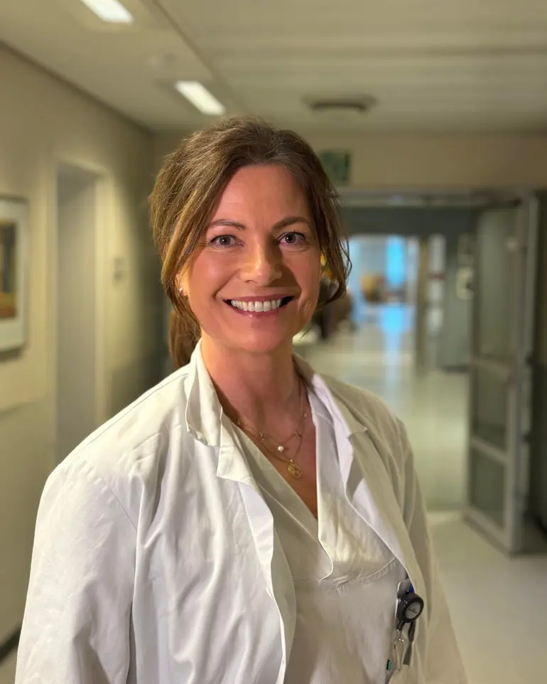 En person som smiler til kameraet