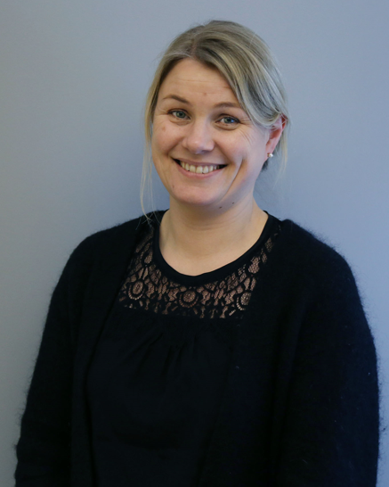 En person som smiler til kameraet