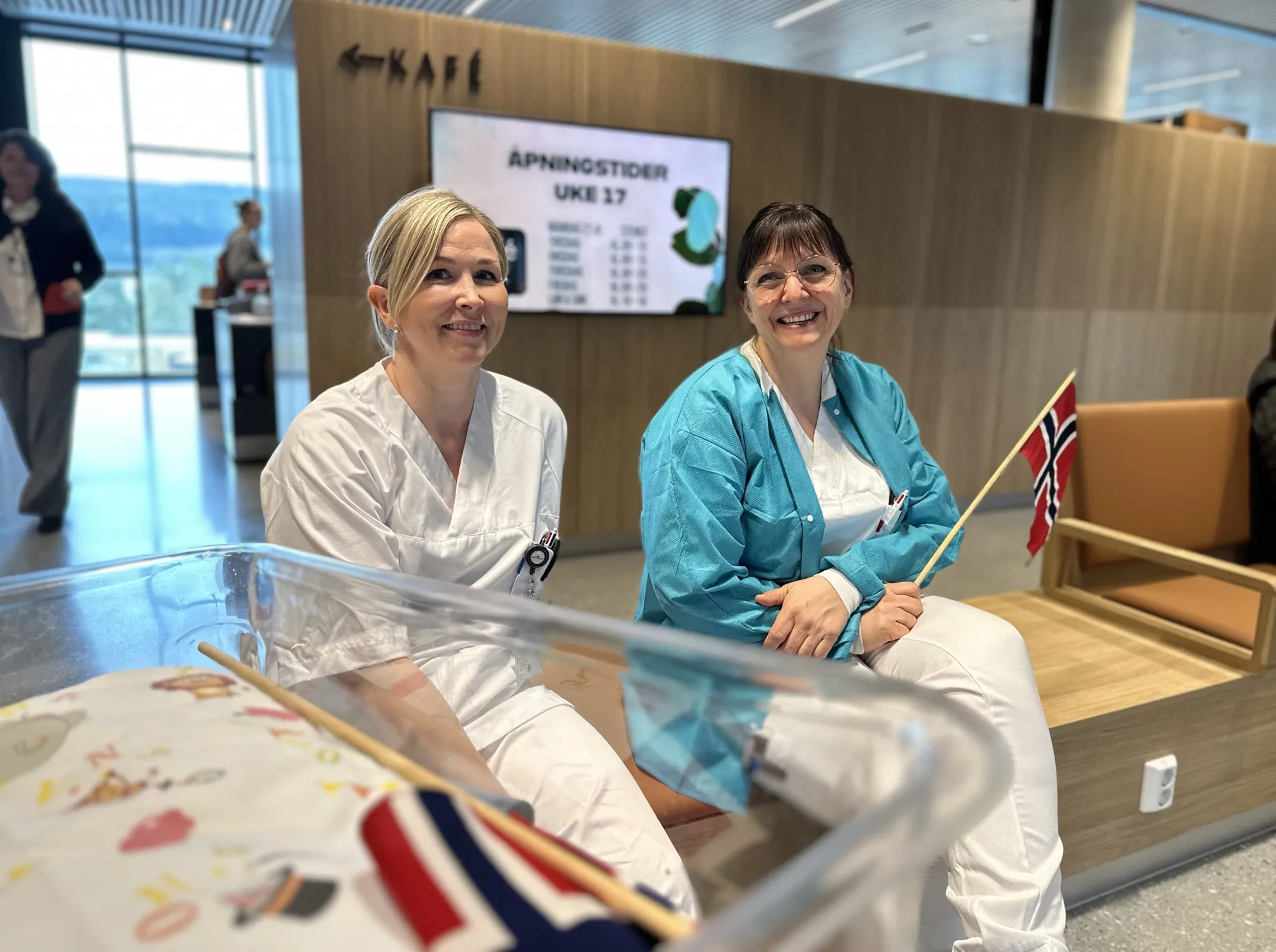 Kvinner som sitter på en benk