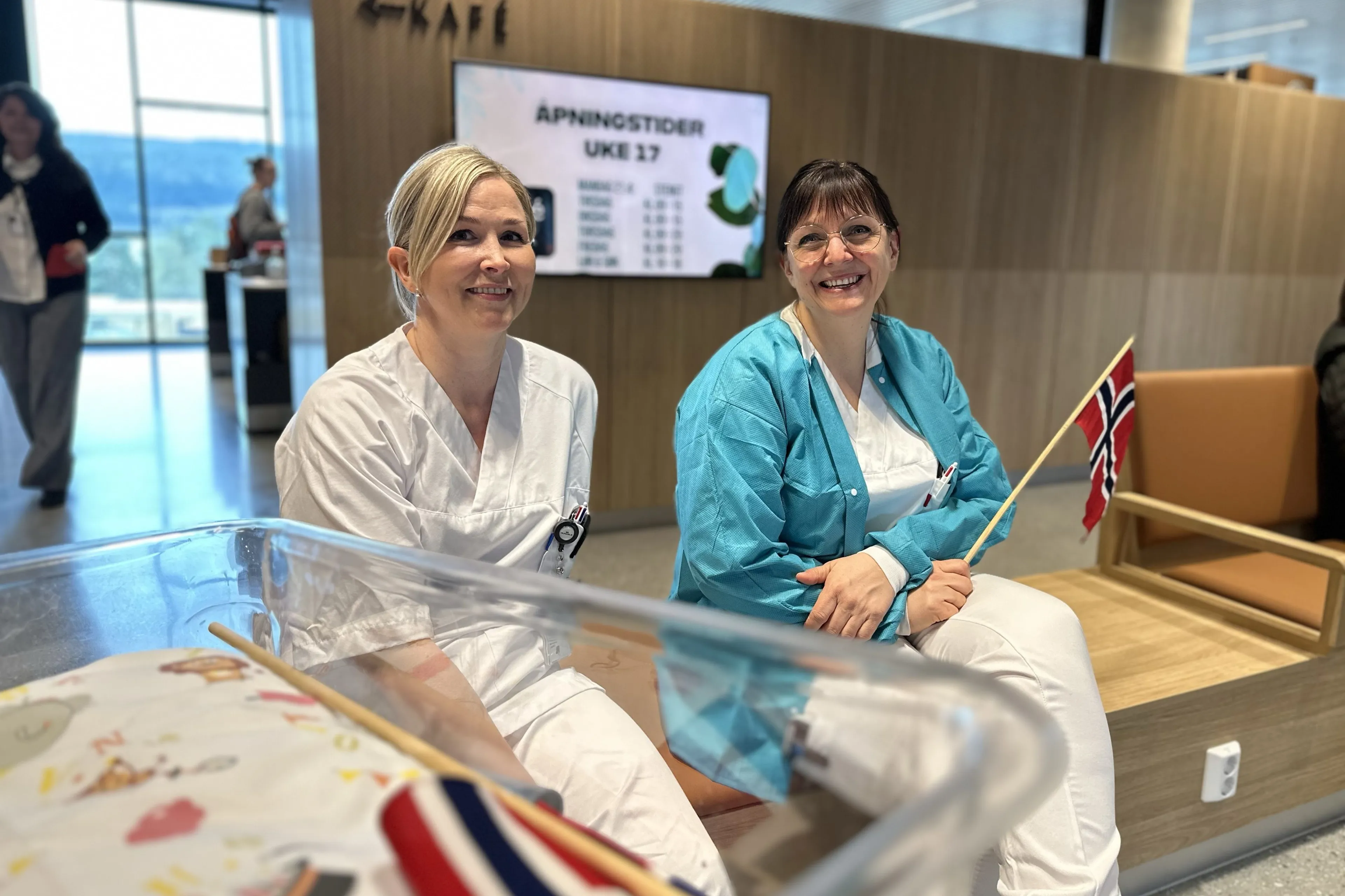 Kvinner som sitter på en benk