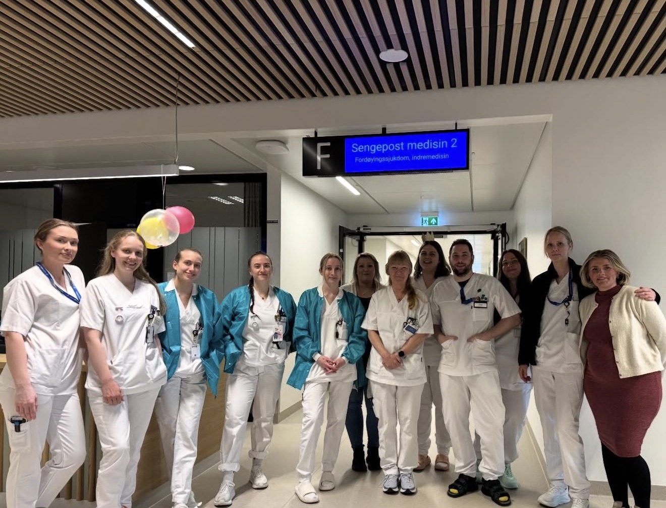 12 tilsette frå medisinsk sengepost 2 ved Sjukehuset Nordmøre og Romsdal oppstilt for bilde.