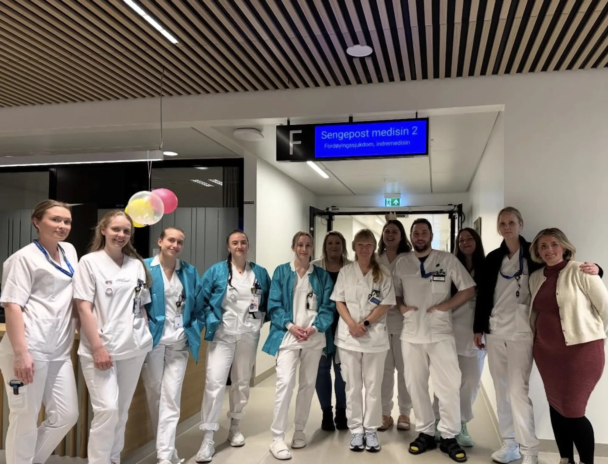 12 tilsette frå medisinsk sengepost 2 ved Sjukehuset Nordmøre og Romsdal oppstilt for bilde.