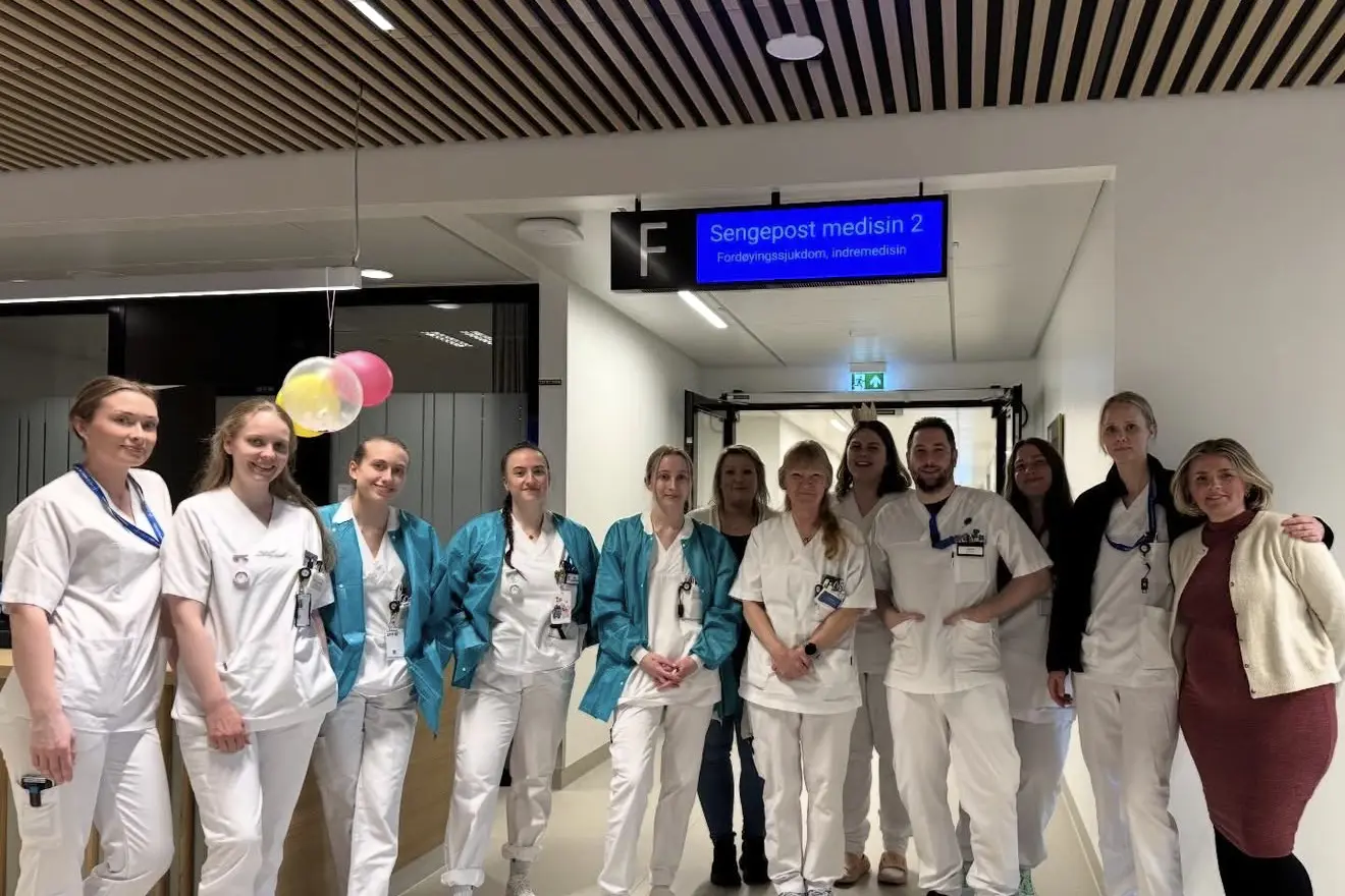 12 tilsette frå medisinsk sengepost 2 ved Sjukehuset Nordmøre og Romsdal oppstilt for bilde.