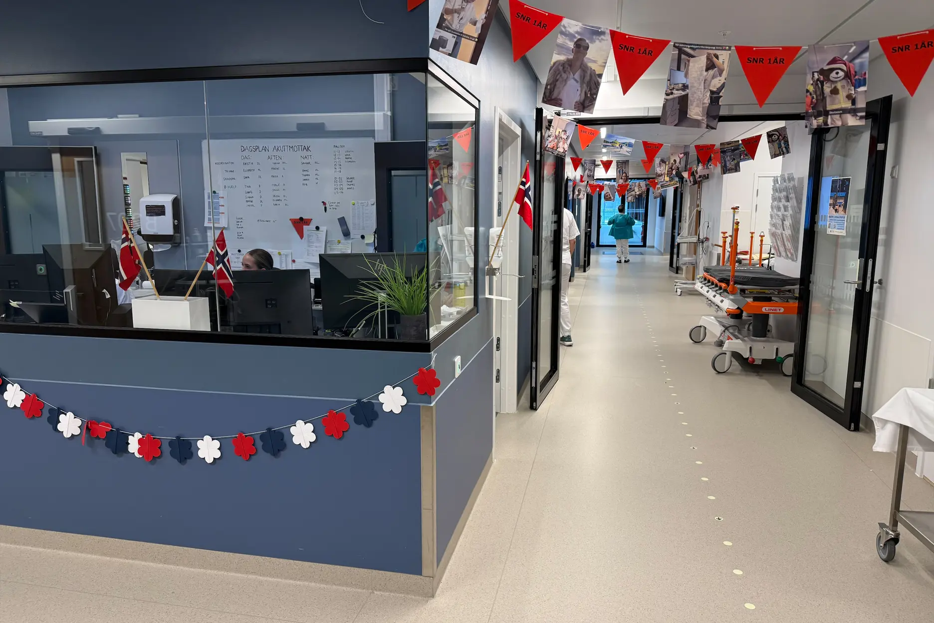 Et rom med vegg av plakater