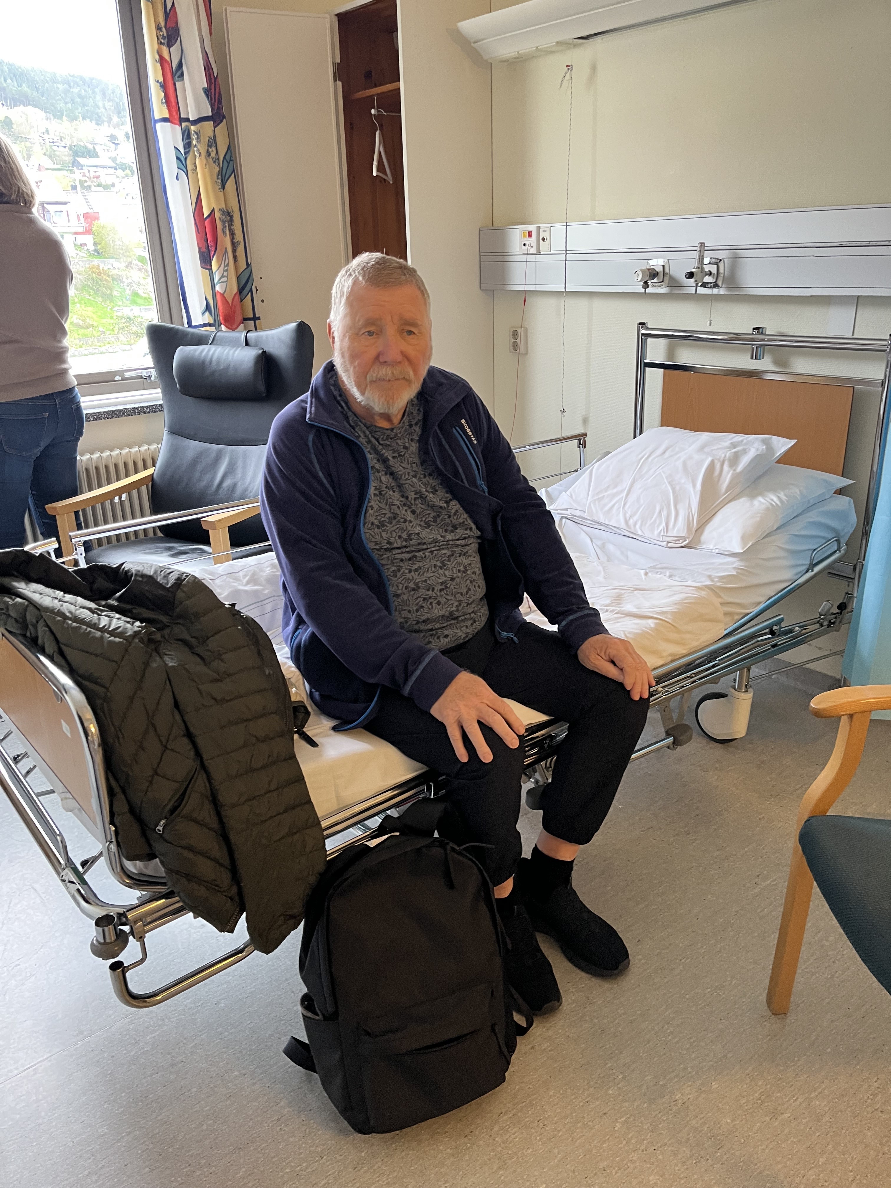 En person som sitter på en stol