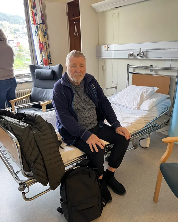En person som sitter på en stol