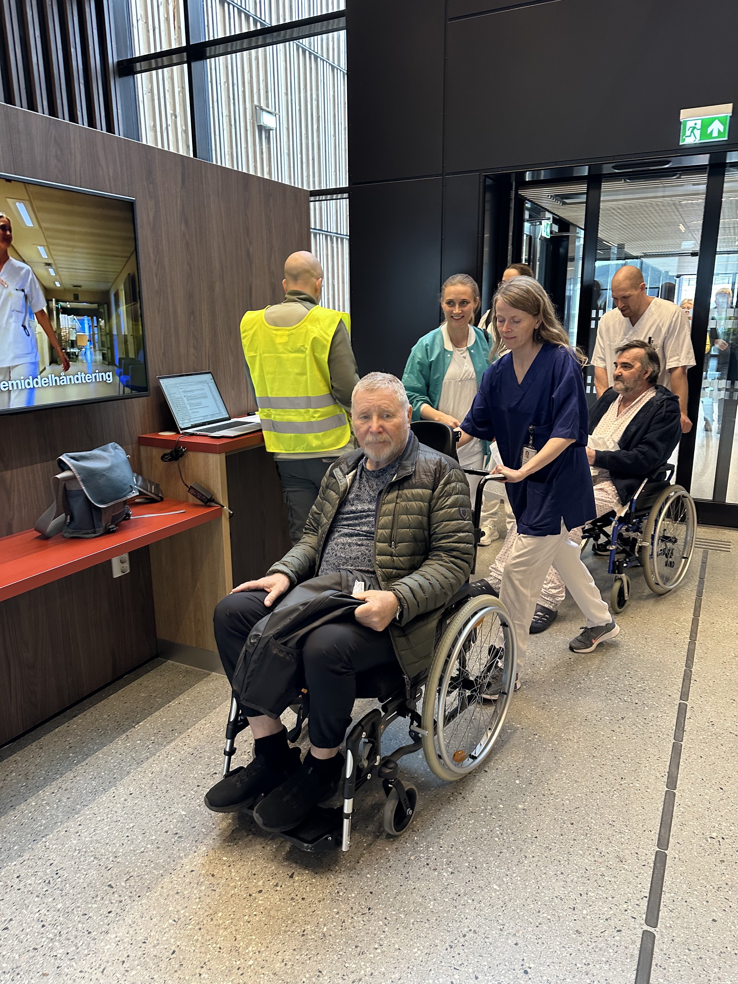 En mann i rullestol som snakker med en kvinne i rullestol