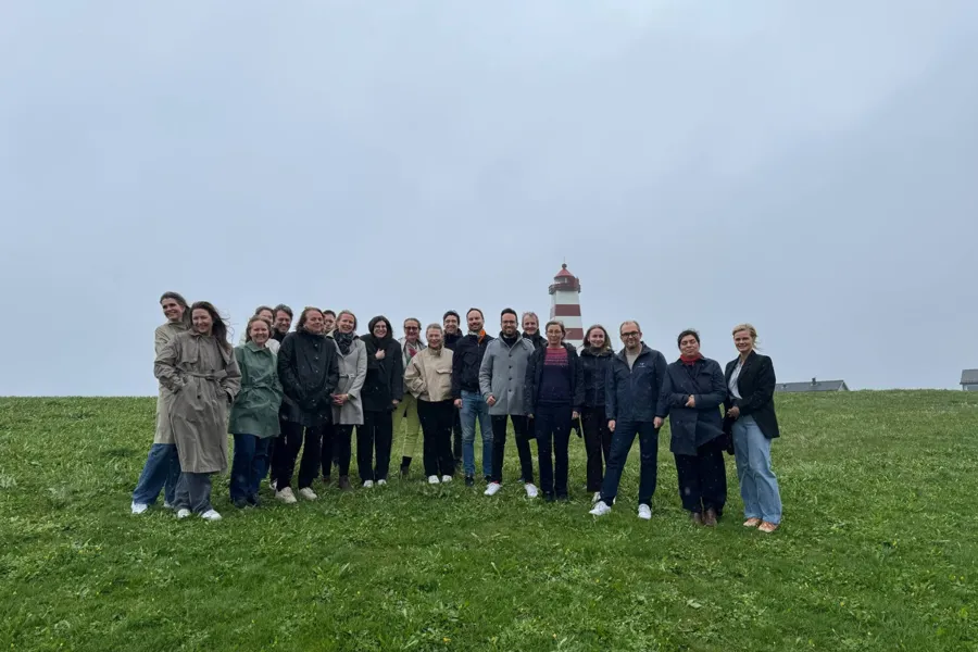 En gruppe mennesker som poserer for et bilde