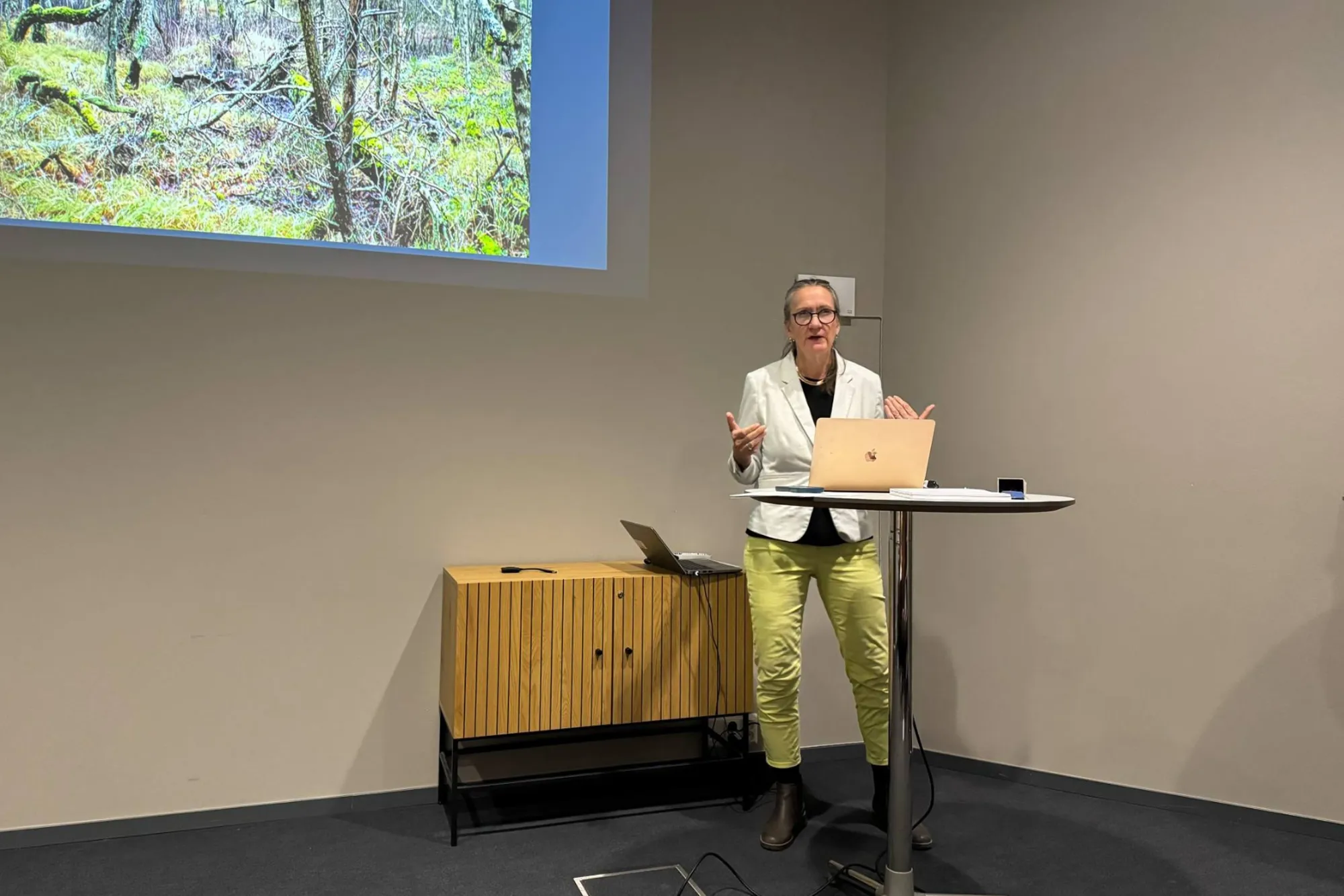 En dame som står på et podium