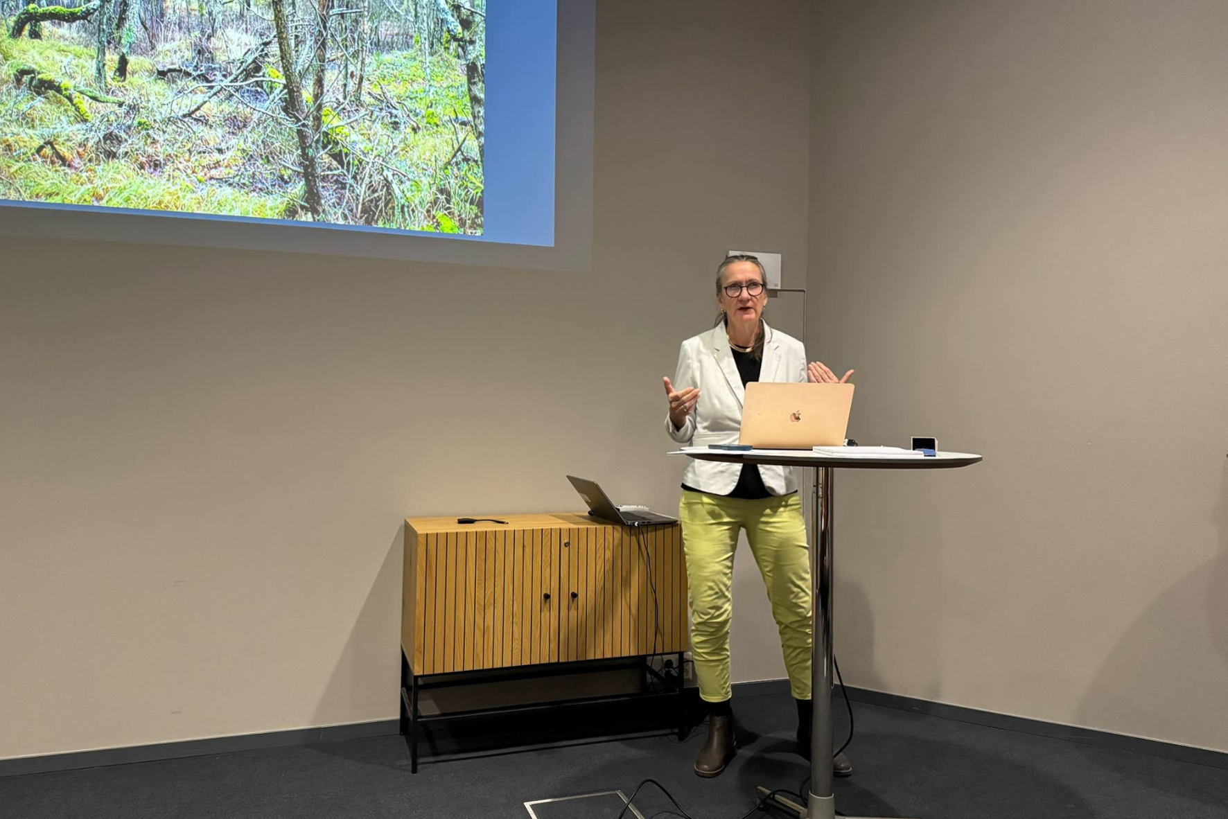 En dame som står på et podium
