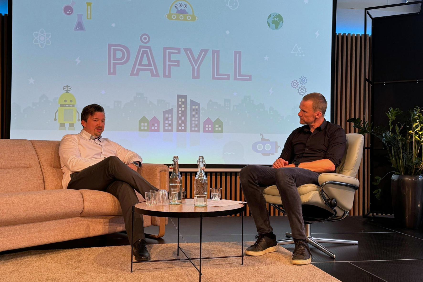 Menn sitter i stoler