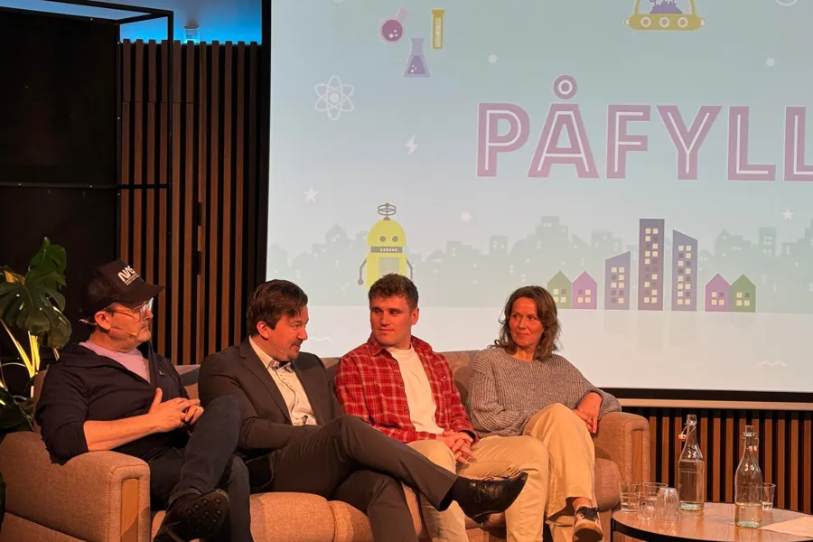 En gruppe mennesker som sitter i en sofa