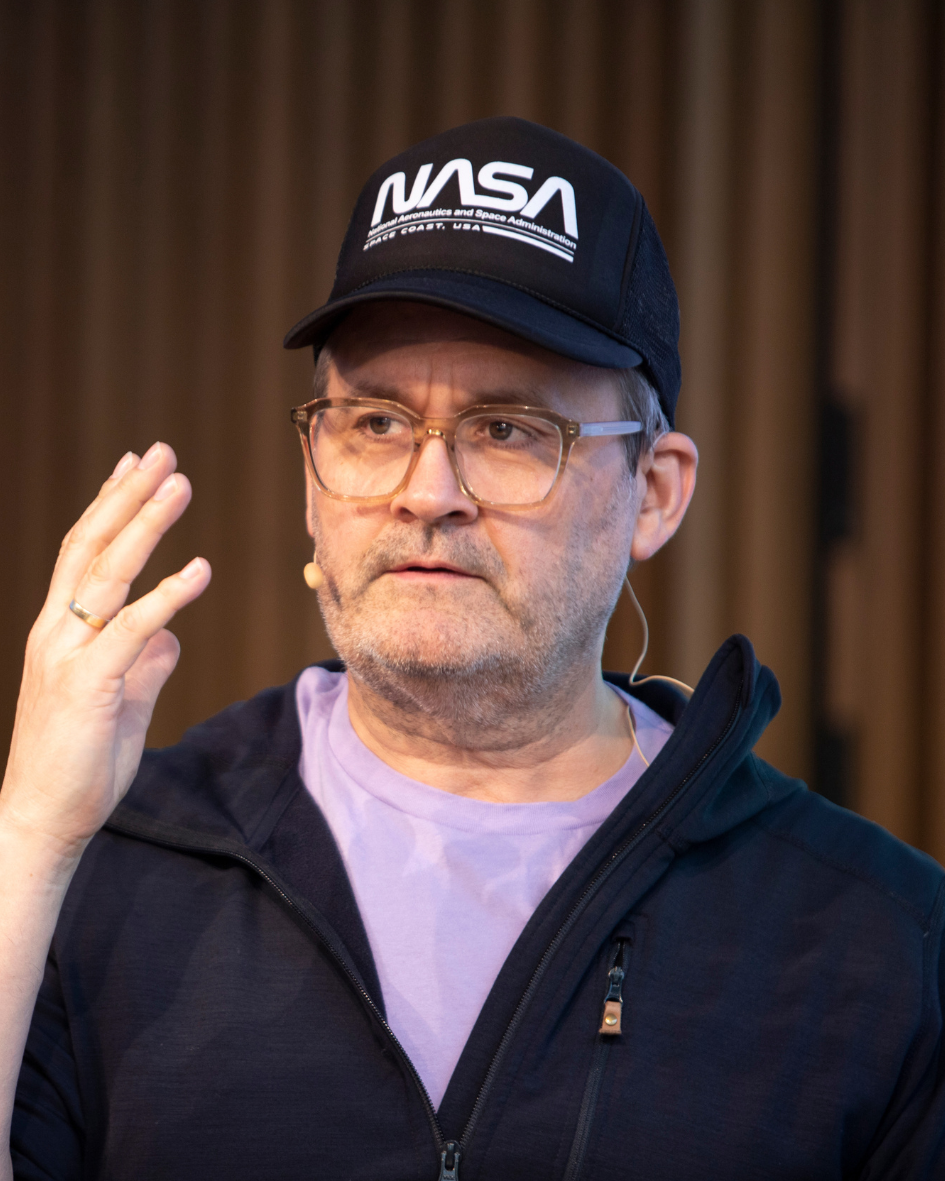 En mann med hatt og briller