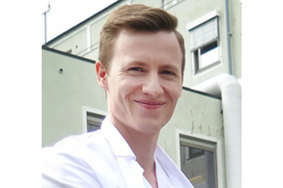 En person som smiler til kameraet