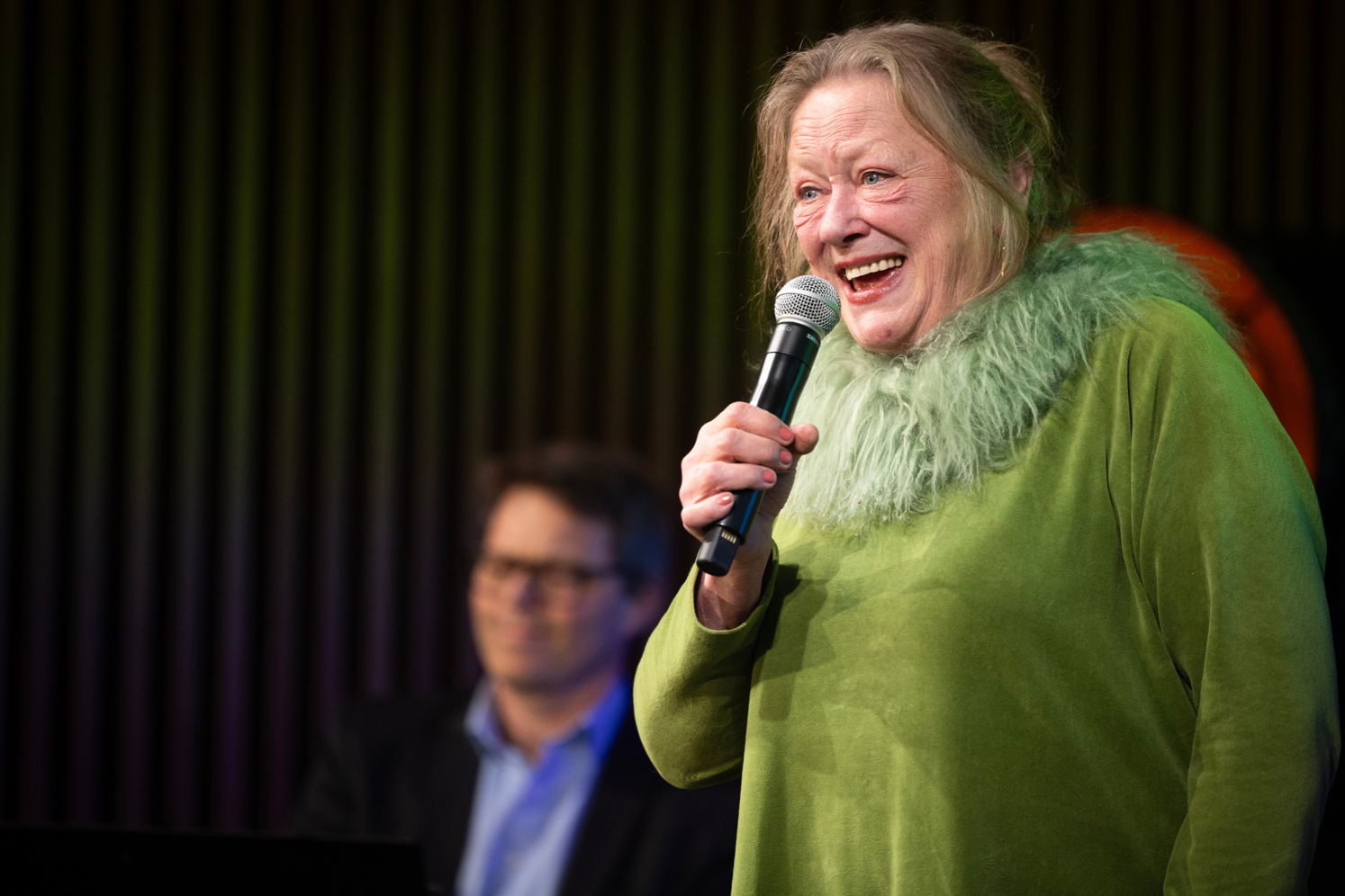 En person som holder en mikrofon