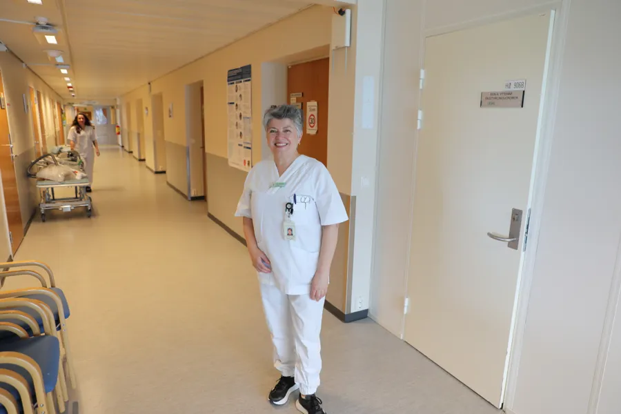 En mann som står i en gang