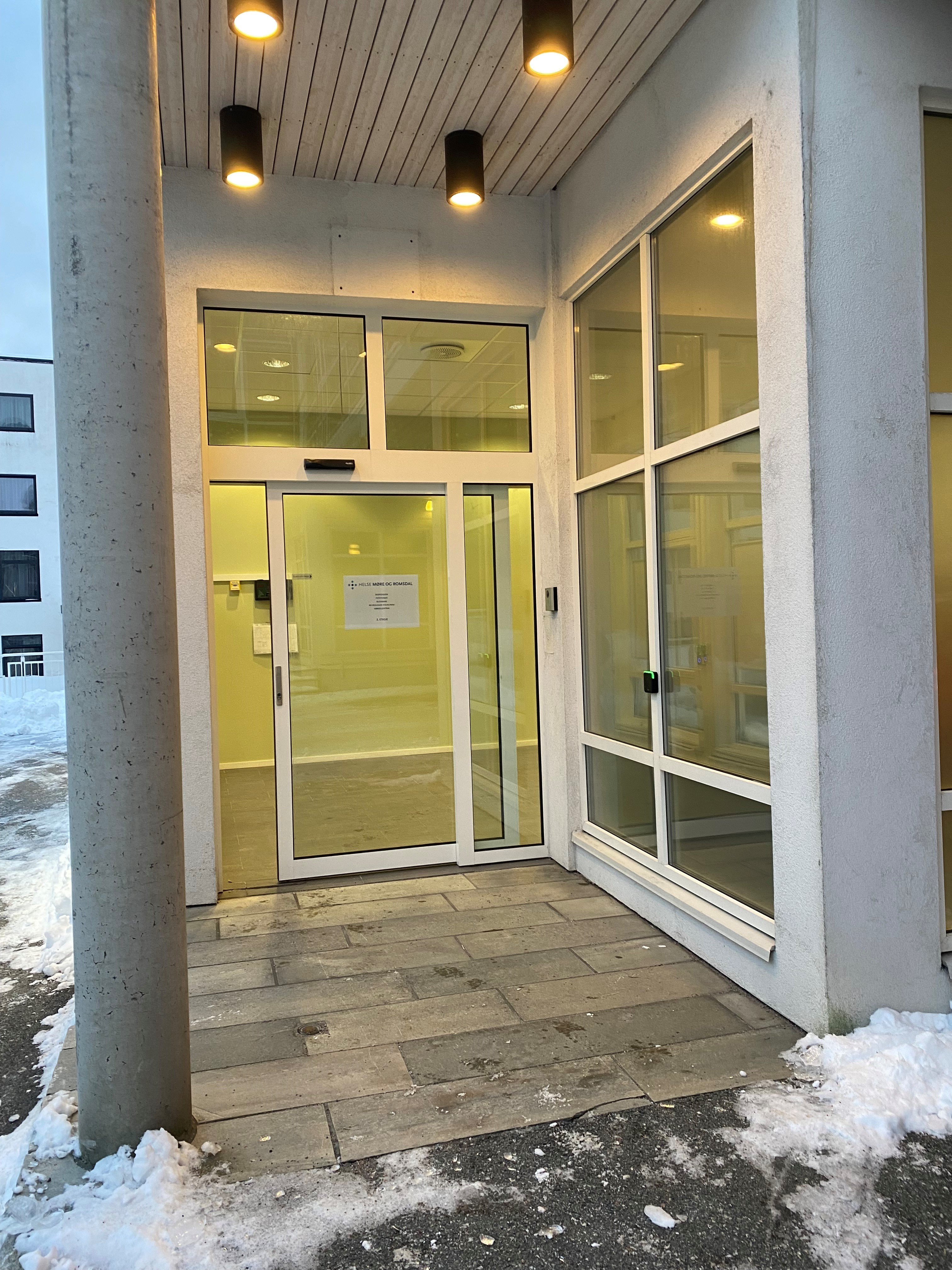 En bygning med glassdører